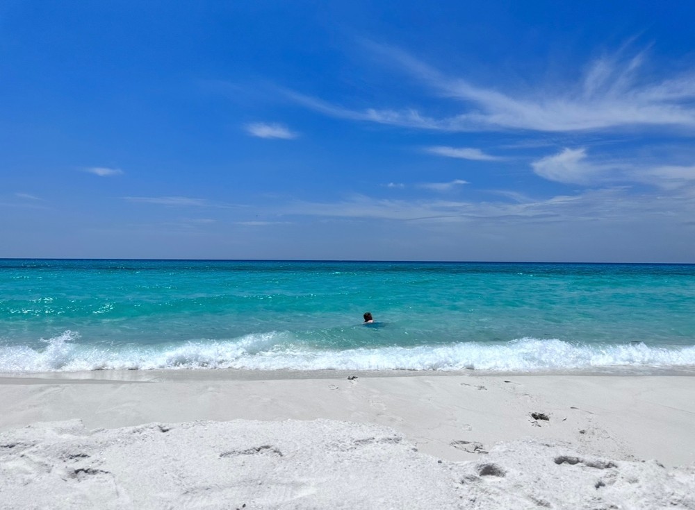 Emerald water and white sand at the Destin shoreline
